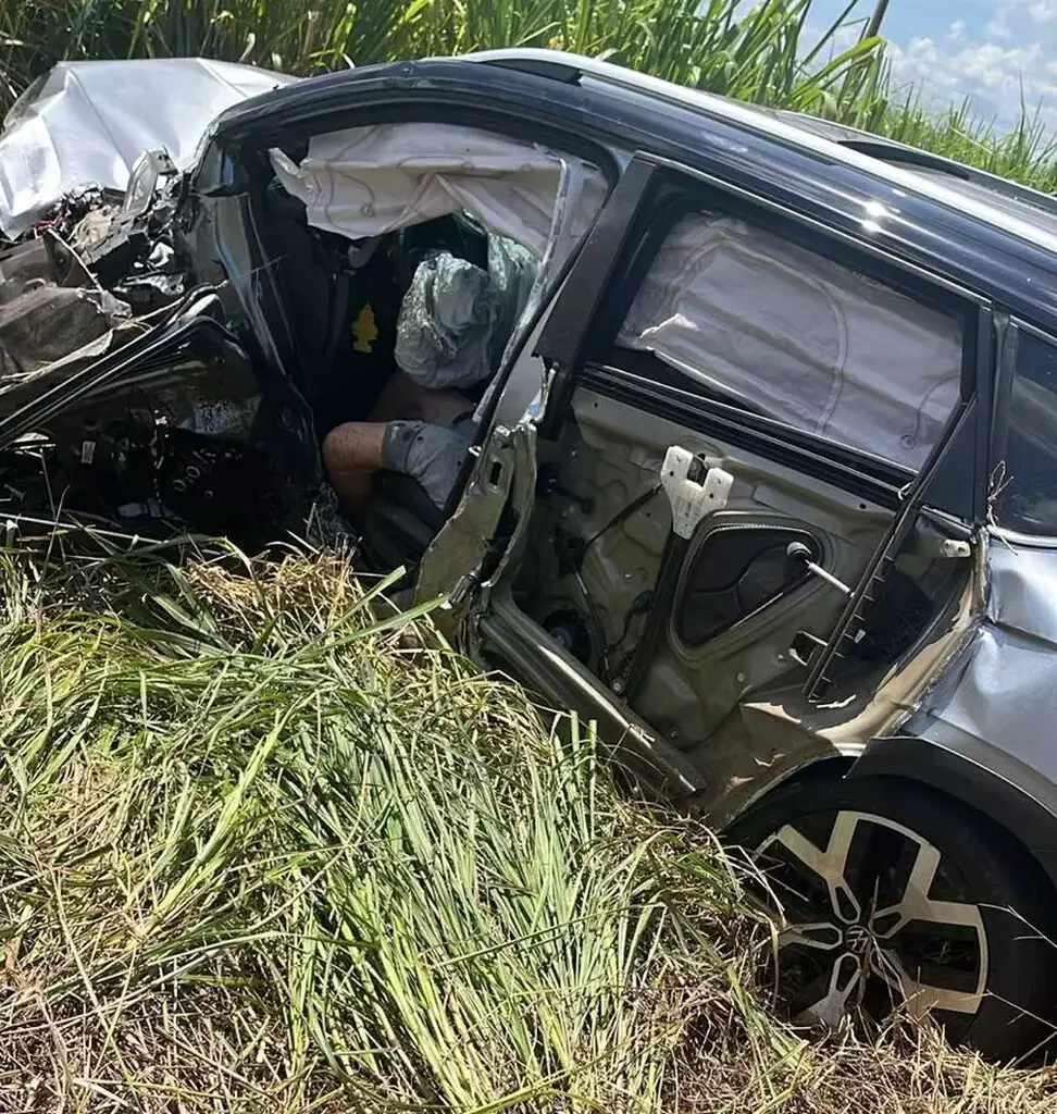 Colisão frontal na BR-163 deixa carros destruídos e feridos em estado grave Colisão frontal na BR-163 deixa carros destruídos e feridos em estado grave em Sonora