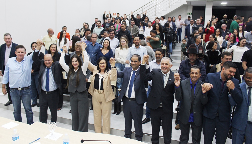 Ato na Câmara Municipal marca posse de Hélio Acosta e Alfredo Soares como prefeito e vice em Paranhos