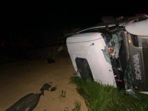 Caminhão carregado com soja tomba na MS-156 entre Amambai e Tacuru