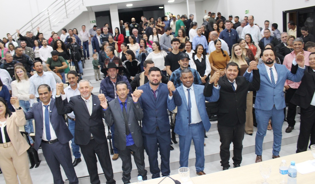 Ato na Câmara Municipal marca posse de Hélio Acosta e Alfredo Soares como prefeito e vice em Paranhos