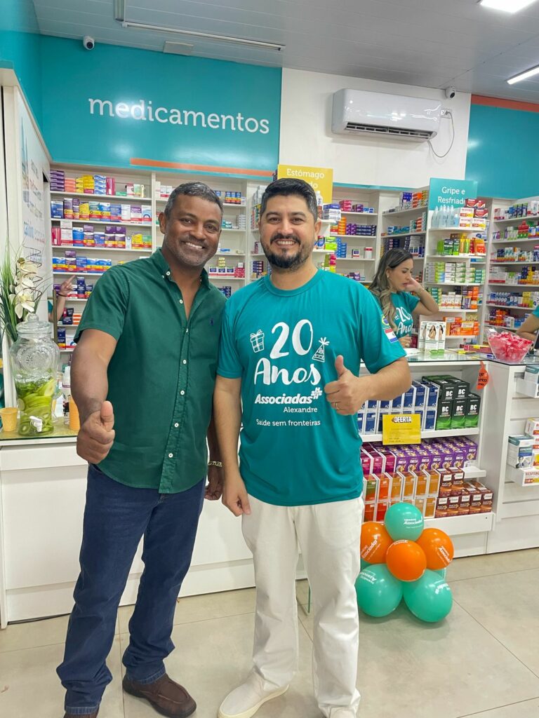 Presidente da Câmara de Paranhos participa da celebração dos 20 anos da Farmácia Associadas Alexandre