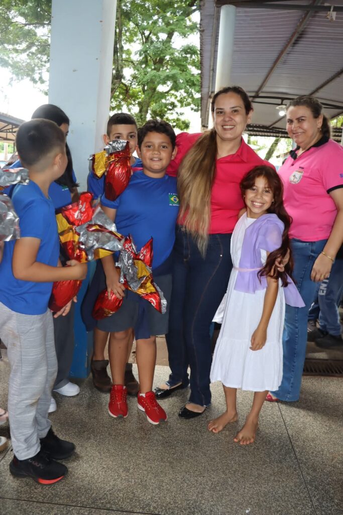 Cel. Sapucaia: Prefeita Niágara Kraievski entrega pessoalmente ovos de Páscoa para alunos das escolas municipais e Centros de Educação Infantil Cel. Sapucaia: Prefeita Niágara Kraievski entrega pessoalmente ovos de Páscoa para alunos das escolas municipais e Centros de Educação Infantil