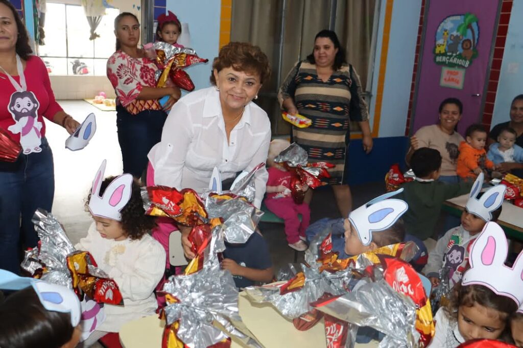 Cel. Sapucaia: Prefeita Niágara Kraievski entrega pessoalmente ovos de Páscoa para alunos das escolas municipais e Centros de Educação Infantil Cel. Sapucaia: Prefeita Niágara Kraievski entrega pessoalmente ovos de Páscoa para alunos das escolas municipais e Centros de Educação Infantil