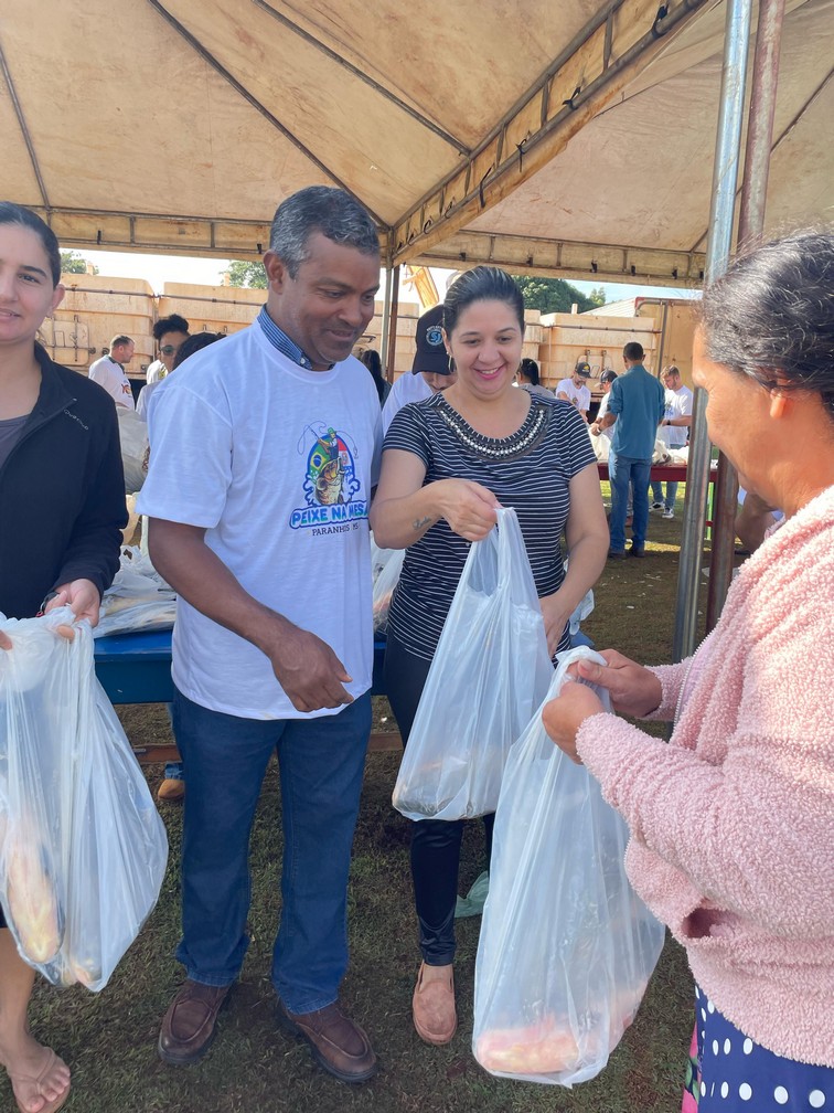 Prefeitura de Paranhos distribui 12 mil quilos de peixe na Semana Santa Prefeitura de Paranhos distribui 12 mil quilos de peixe na Semana Santa