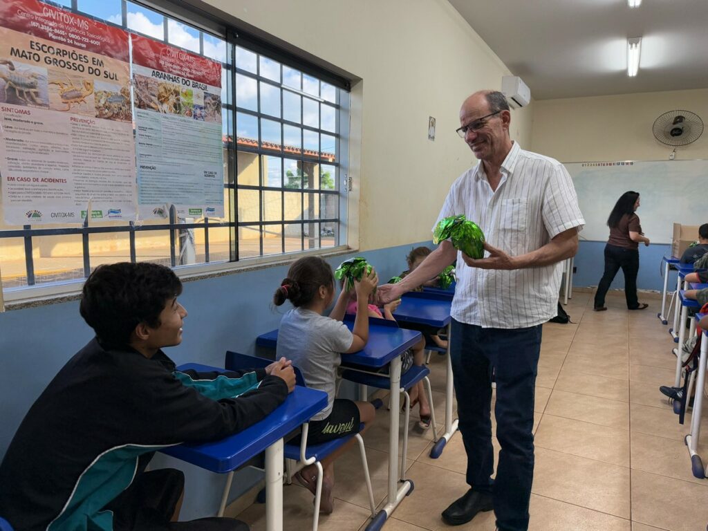 Alunos do Projeto Florestinha recebem ovos de Páscoa em ação da Prefeitura de Amambai