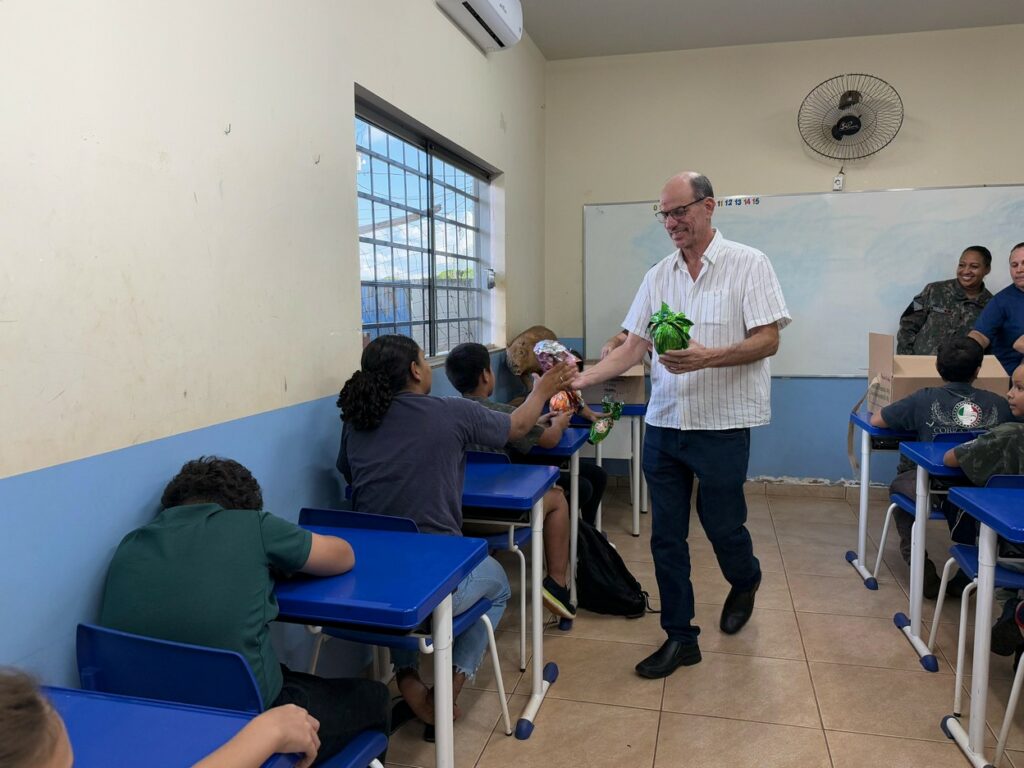 Alunos do Projeto Florestinha recebem ovos de Páscoa em ação da Prefeitura de Amambai