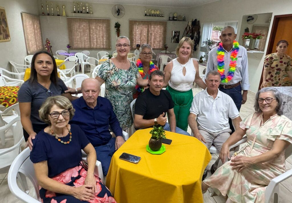 Baile do Havaí da Melhor Idade de Iguatemi é realizado no Conviver Baile do Havaí da Melhor Idade de Iguatemi é realizado no Conviver