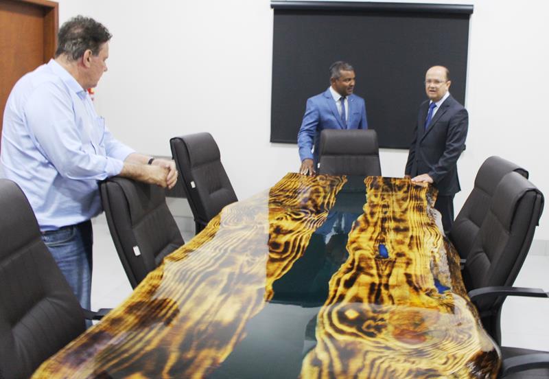 Ato na Câmara Municipal marca posse de Hélio Acosta e Alfredo Soares como prefeito e vice em Paranhos