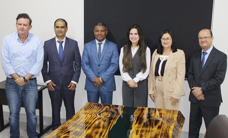 Ato na Câmara Municipal marca posse de Hélio Acosta e Alfredo Soares como prefeito e vice em Paranhos