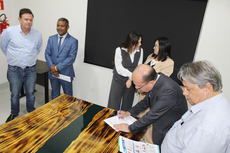 Ato na Câmara Municipal marca posse de Hélio Acosta e Alfredo Soares como prefeito e vice em Paranhos