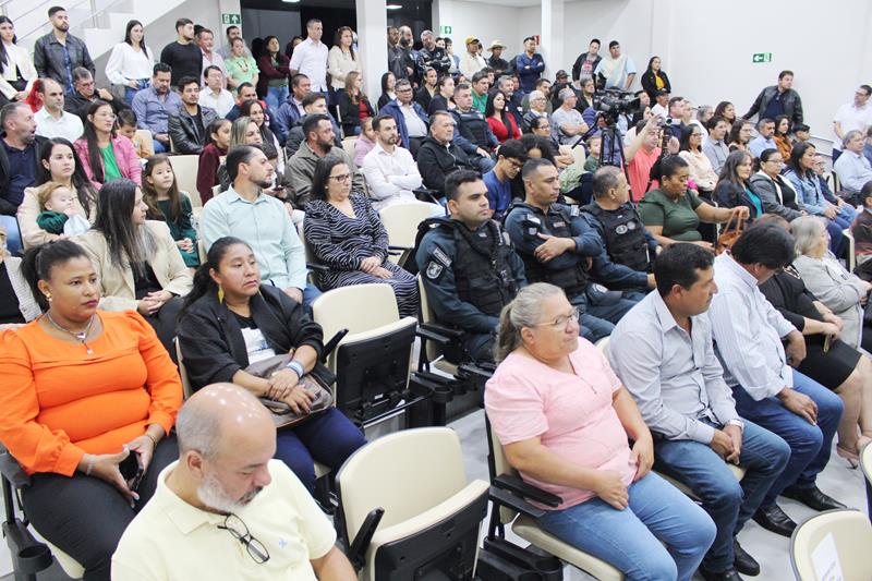 Ato na Câmara Municipal marca posse de Hélio Acosta e Alfredo Soares como prefeito e vice em Paranhos