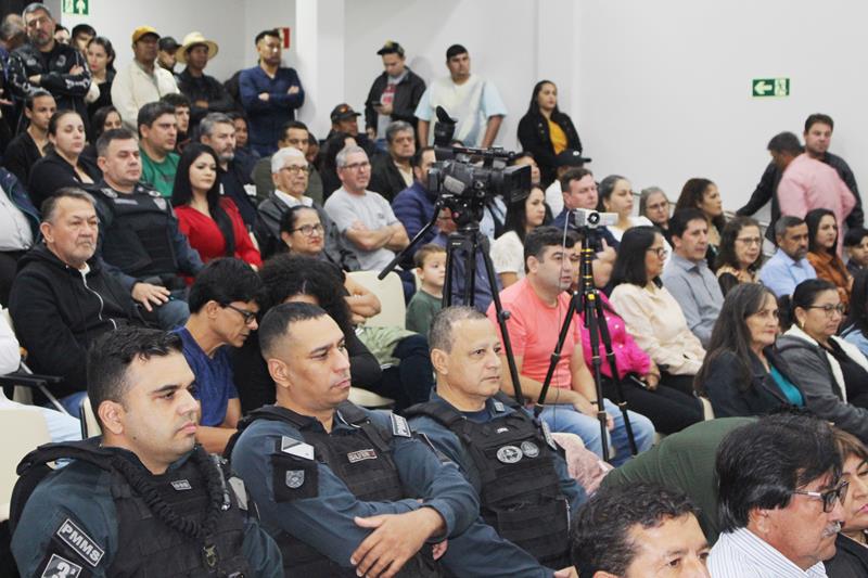 Ato na Câmara Municipal marca posse de Hélio Acosta e Alfredo Soares como prefeito e vice em Paranhos