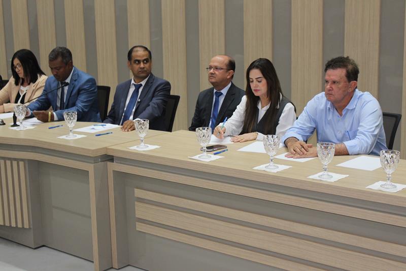 Ato na Câmara Municipal marca posse de Hélio Acosta e Alfredo Soares como prefeito e vice em Paranhos