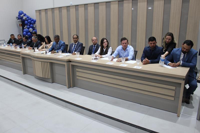Ato na Câmara Municipal marca posse de Hélio Acosta e Alfredo Soares como prefeito e vice em Paranhos