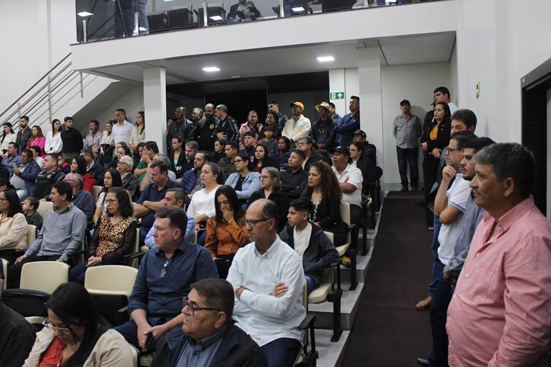 Ato na Câmara Municipal marca posse de Hélio Acosta e Alfredo Soares como prefeito e vice em Paranhos