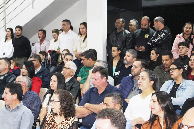Ato na Câmara Municipal marca posse de Hélio Acosta e Alfredo Soares como prefeito e vice em Paranhos
