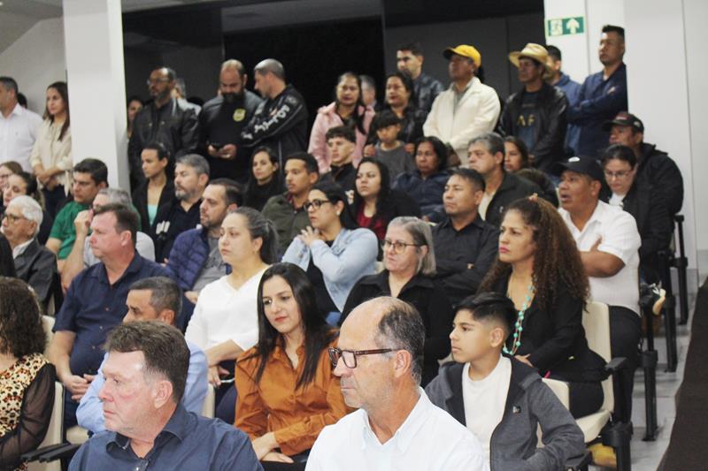 Ato na Câmara Municipal marca posse de Hélio Acosta e Alfredo Soares como prefeito e vice em Paranhos