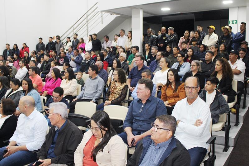 Ato na Câmara Municipal marca posse de Hélio Acosta e Alfredo Soares como prefeito e vice em Paranhos