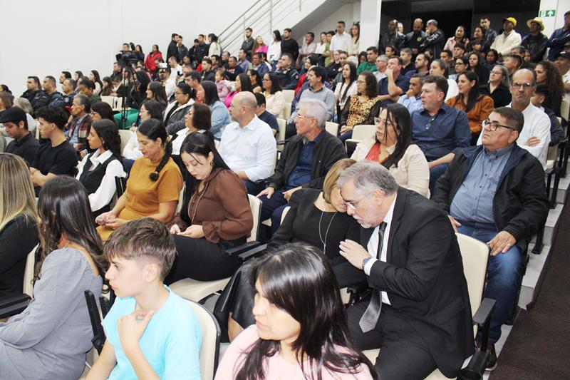 Ato na Câmara Municipal marca posse de Hélio Acosta e Alfredo Soares como prefeito e vice em Paranhos