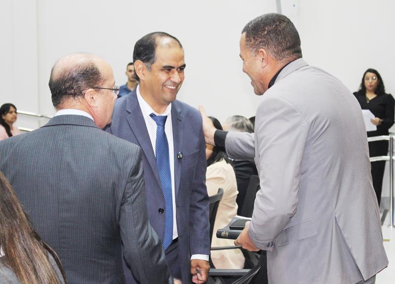 Ato na Câmara Municipal marca posse de Hélio Acosta e Alfredo Soares como prefeito e vice em Paranhos