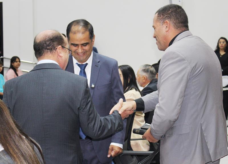 Ato na Câmara Municipal marca posse de Hélio Acosta e Alfredo Soares como prefeito e vice em Paranhos