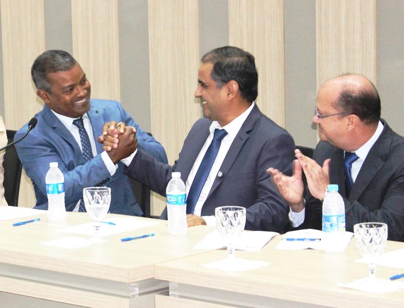 Ato na Câmara Municipal marca posse de Hélio Acosta e Alfredo Soares como prefeito e vice em Paranhos