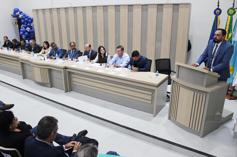 Ato na Câmara Municipal marca posse de Hélio Acosta e Alfredo Soares como prefeito e vice em Paranhos