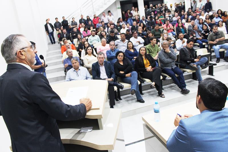 Ato na Câmara Municipal marca posse de Hélio Acosta e Alfredo Soares como prefeito e vice em Paranhos