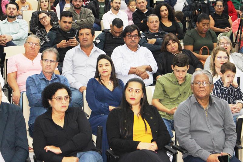 Ato na Câmara Municipal marca posse de Hélio Acosta e Alfredo Soares como prefeito e vice em Paranhos