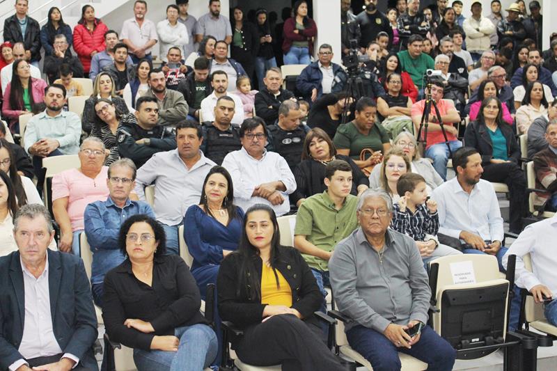 Ato na Câmara Municipal marca posse de Hélio Acosta e Alfredo Soares como prefeito e vice em Paranhos