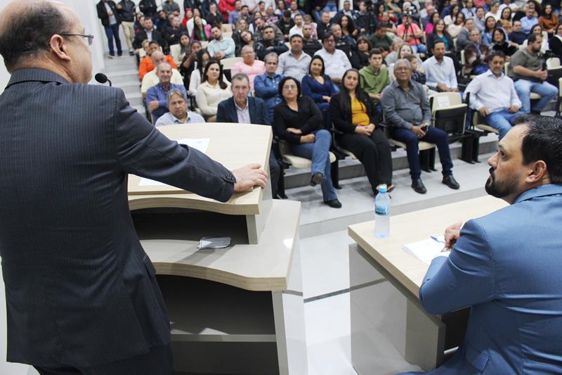 Ato na Câmara Municipal marca posse de Hélio Acosta e Alfredo Soares como prefeito e vice em Paranhos