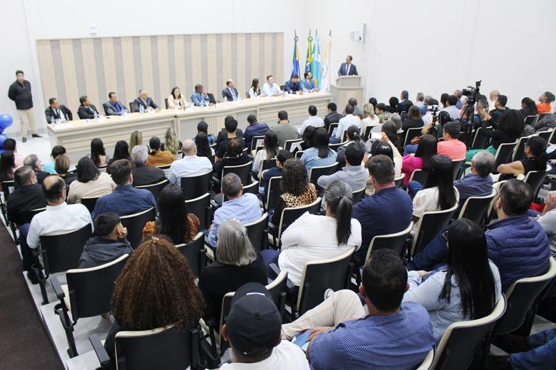 Ato na Câmara Municipal marca posse de Hélio Acosta e Alfredo Soares como prefeito e vice em Paranhos