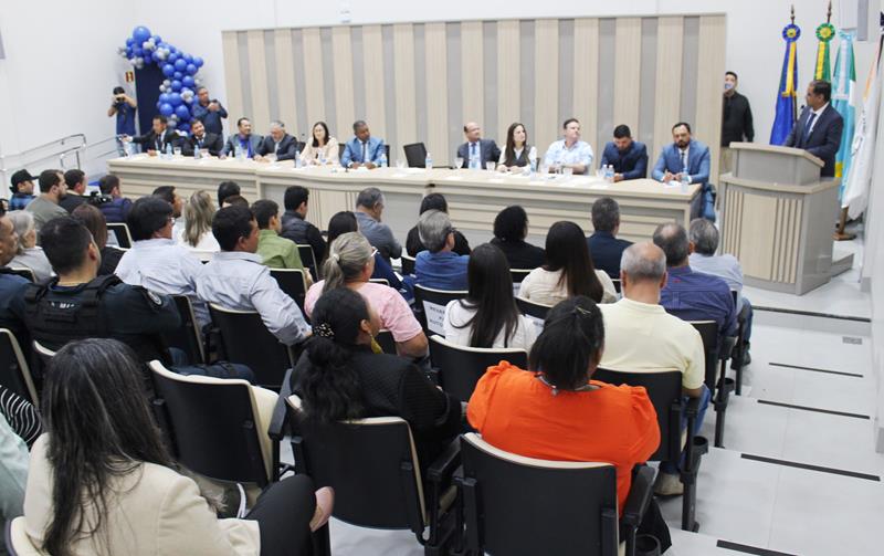 Ato na Câmara Municipal marca posse de Hélio Acosta e Alfredo Soares como prefeito e vice em Paranhos