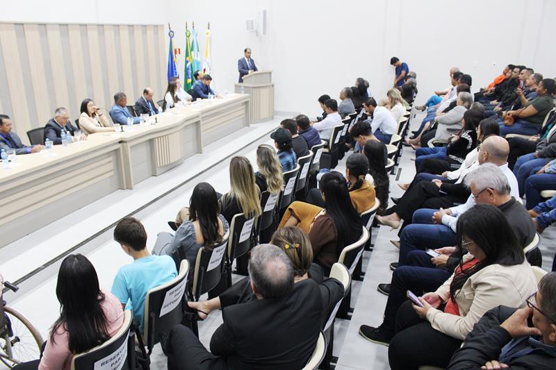 Ato na Câmara Municipal marca posse de Hélio Acosta e Alfredo Soares como prefeito e vice em Paranhos