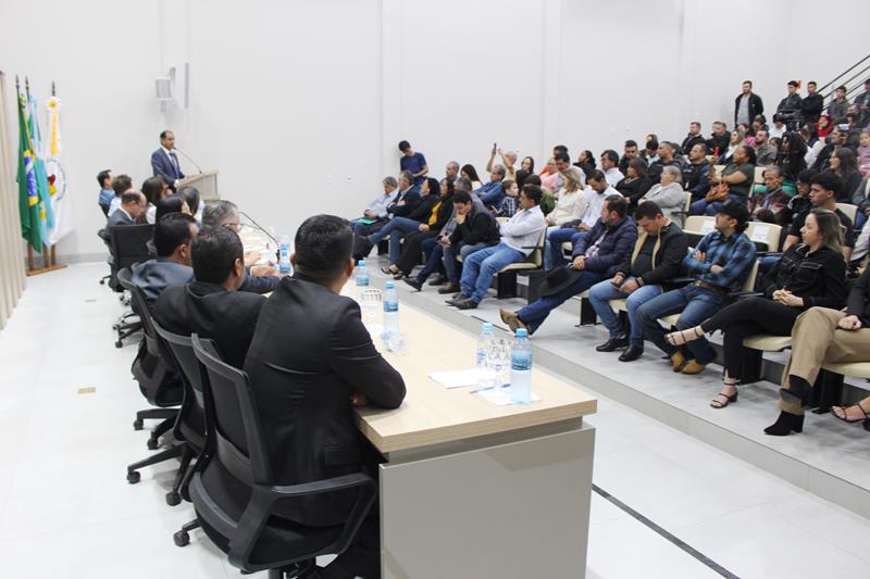 Ato na Câmara Municipal marca posse de Hélio Acosta e Alfredo Soares como prefeito e vice em Paranhos