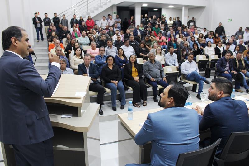 Ato na Câmara Municipal marca posse de Hélio Acosta e Alfredo Soares como prefeito e vice em Paranhos