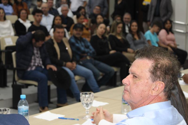 Ato na Câmara Municipal marca posse de Hélio Acosta e Alfredo Soares como prefeito e vice em Paranhos