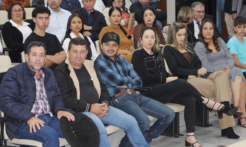 Ato na Câmara Municipal marca posse de Hélio Acosta e Alfredo Soares como prefeito e vice em Paranhos