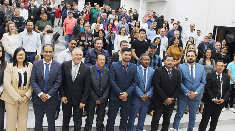Ato na Câmara Municipal marca posse de Hélio Acosta e Alfredo Soares como prefeito e vice em Paranhos