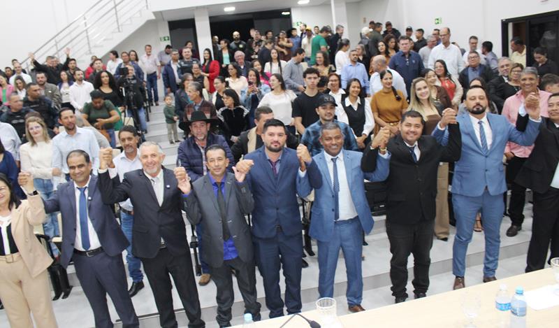 Ato na Câmara Municipal marca posse de Hélio Acosta e Alfredo Soares como prefeito e vice em Paranhos