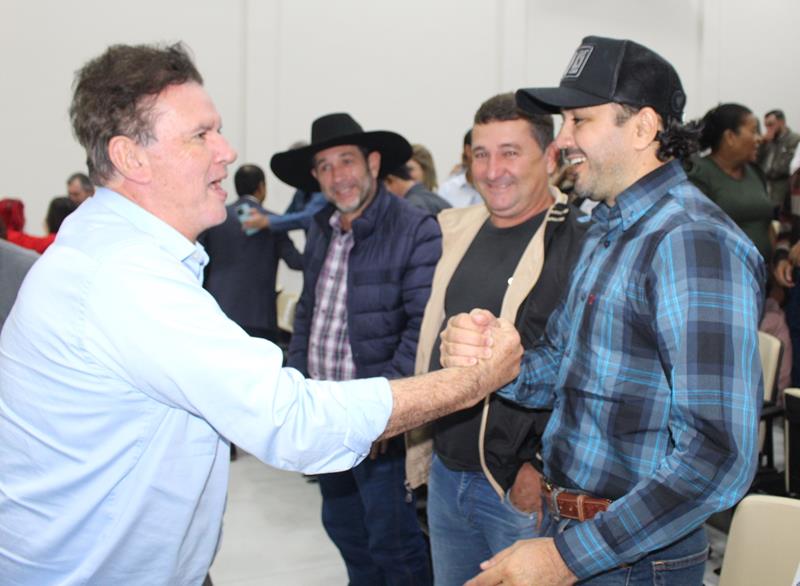 Ato na Câmara Municipal marca posse de Hélio Acosta e Alfredo Soares como prefeito e vice em Paranhos