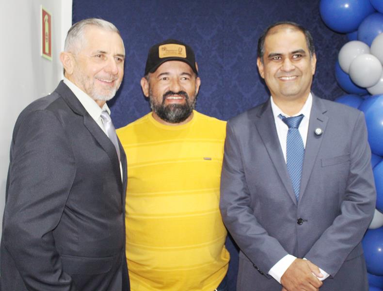 Ato na Câmara Municipal marca posse de Hélio Acosta e Alfredo Soares como prefeito e vice em Paranhos