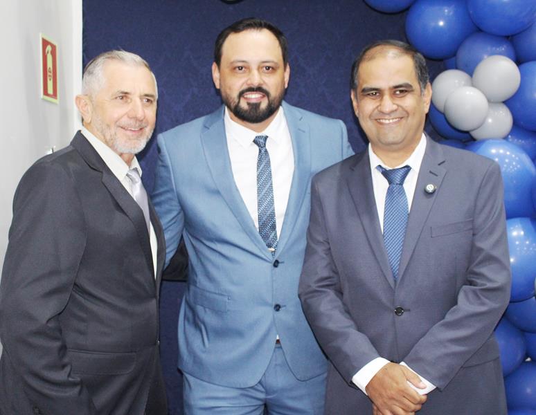 Ato na Câmara Municipal marca posse de Hélio Acosta e Alfredo Soares como prefeito e vice em Paranhos