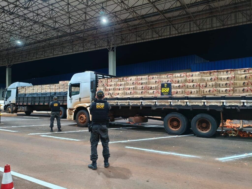 DOF recupera dois caminhões com mais de 50 mil pacotes de cigarros em Itaquiraí DOF recupera dois caminhões com mais de 50 mil pacotes de cigarros em Itaquiraí