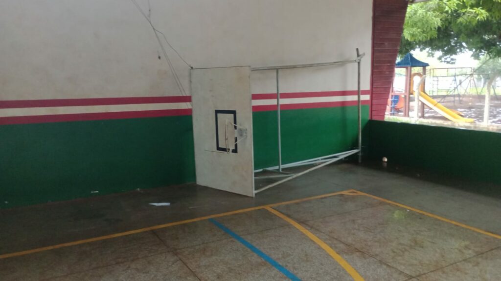 Vereador Léo Mecânico solicita melhorias na quadra da Escola Municipal Rui Barbosa em Caarapó