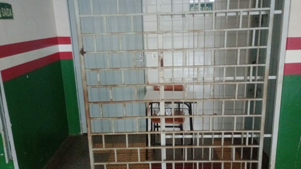 Vereador Léo Mecânico solicita melhorias na quadra da Escola Municipal Rui Barbosa em Caarapó