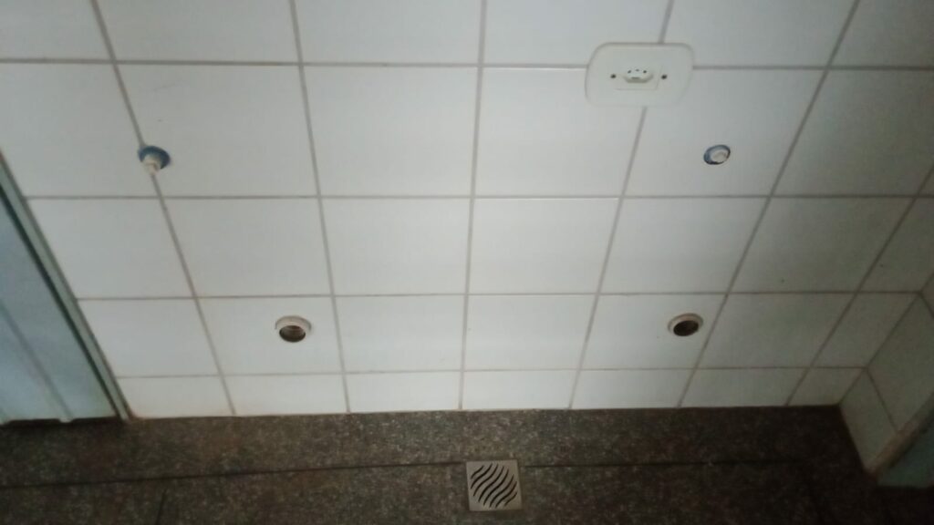 Vereador Léo Mecânico solicita melhorias na quadra da Escola Municipal Rui Barbosa em Caarapó