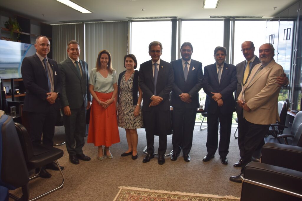 Presidente da Fiems apresenta a ministros programa para suprir demanda por mão de obra nas empresas Presidente da Fiems apresenta a ministros programa para suprir demanda por mão de obra nas empresas