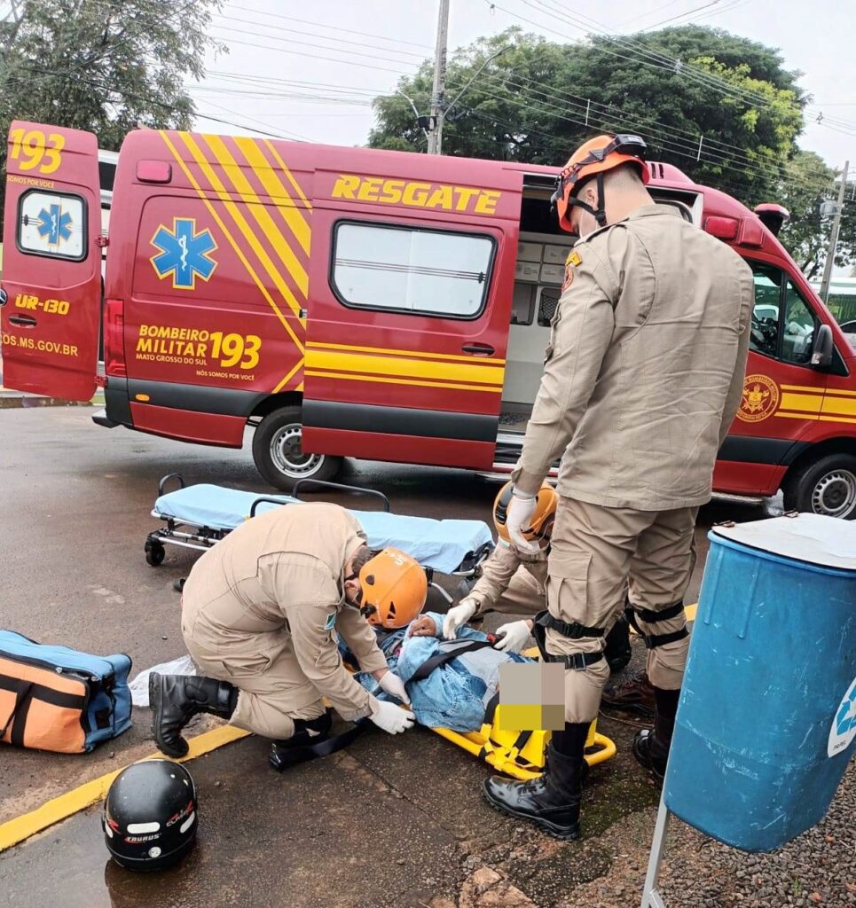 Bombeiros atendem acidente envolvendo caminhonete e moto em Amambai Bombeiros atendem acidente envolvendo caminhonete e moto em Amambai