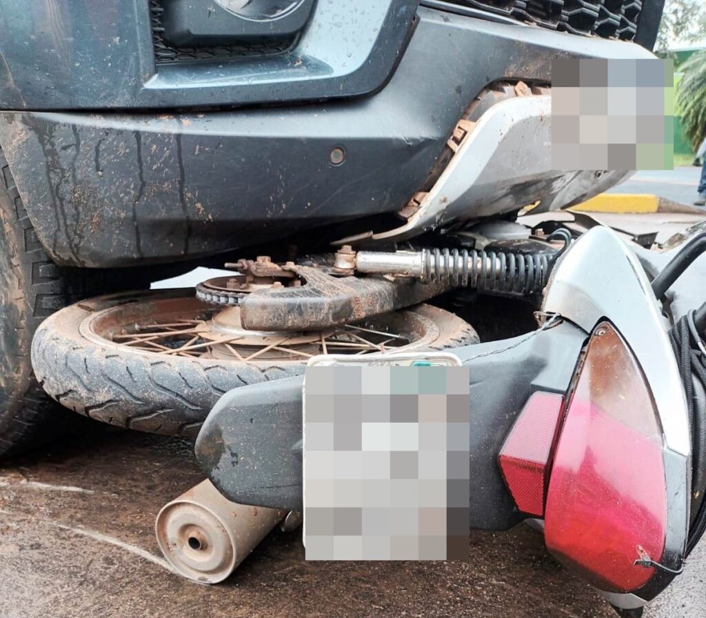 Bombeiros atendem acidente envolvendo caminhonete e moto em Amambai Bombeiros atendem acidente envolvendo caminhonete e moto em Amambai